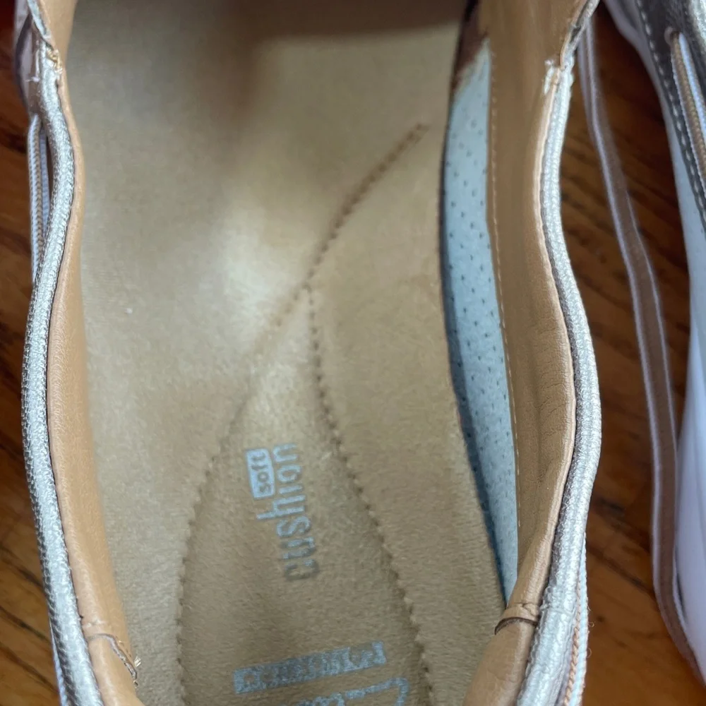 CLARKS ARBOR OPAL LEATHER BOAT SHOE
SIZE 9.5 - Picture 10 of 12